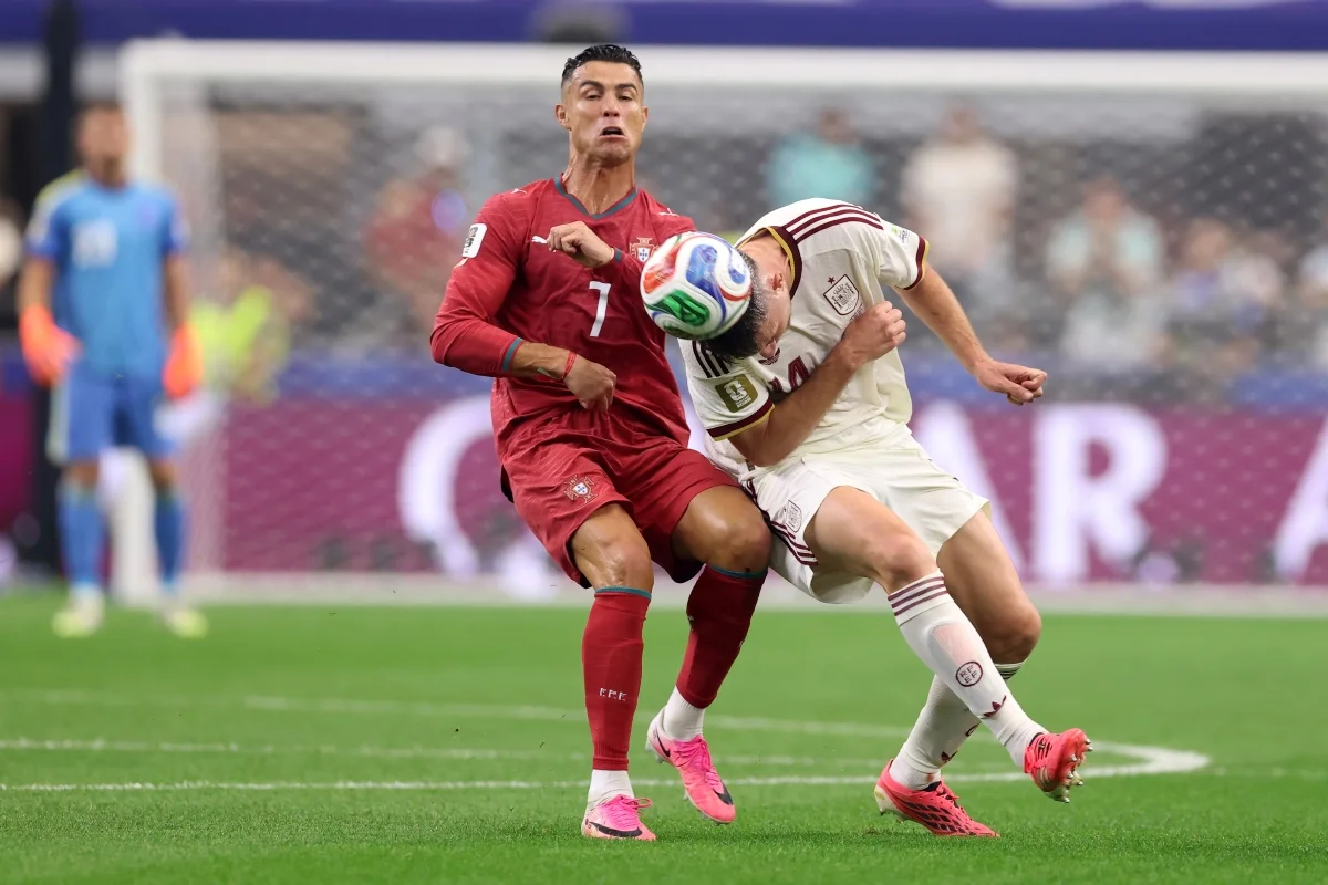 Cristiano Ronaldo em disputa de bola diante da Espanha Cristiano Ronaldo em disputa de bola diante da Espanha