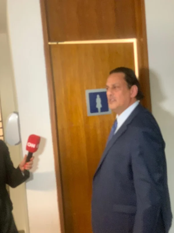 Wassef diz que entrou em banheiro feminino porque estava “apertado”