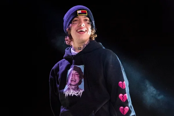 Rapper Lil Xan é internado por overdose de Hot Cheetos