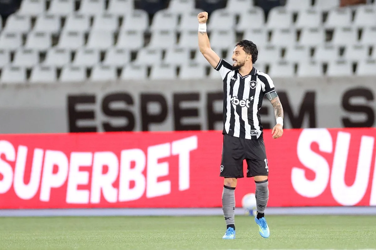 Botafogo anuncia renovação de contrato com Alex Telles