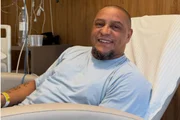 Roberto Carlos viraliza ao ver jogo do Brasil com celular de ouro - imagem 2