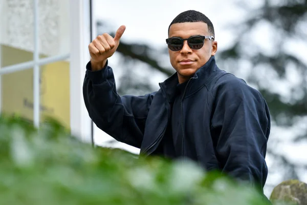 Imagem colorida de Mbappé de óculos escuros - Metrópoles