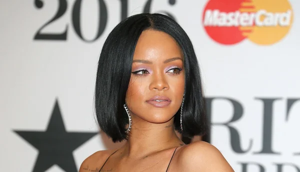 Rihanna vai criar uma linha de maquiagem em parceria com a LVMH