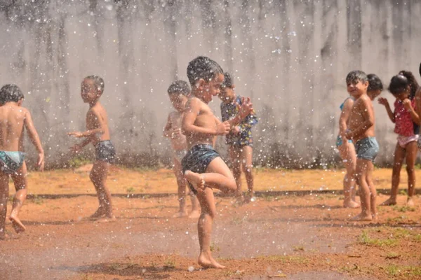 goias cmei brincadeira com agua