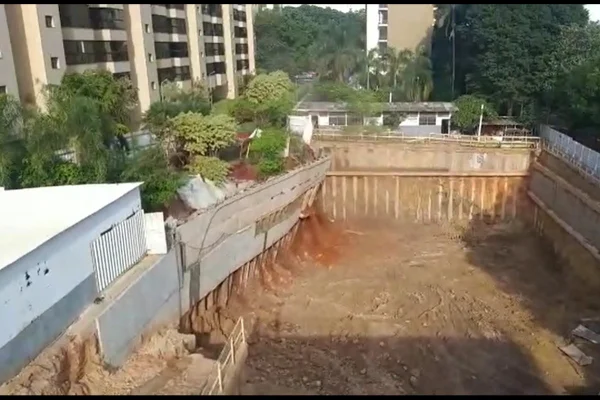 Vídeo: muro de arrimo desaba em obra na Asa Norte e causa tremor