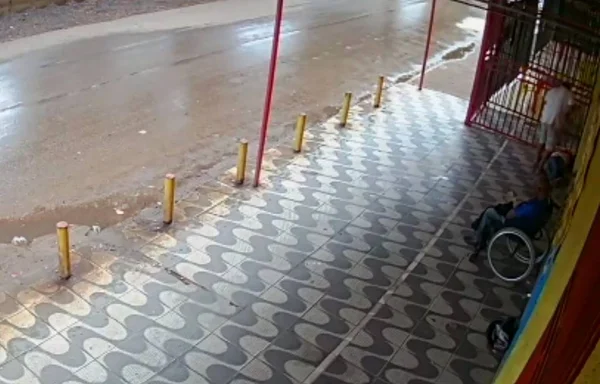 Vídeo. Homem estuprou mulher em frente a cadeirante antes de ser amarrado em poste