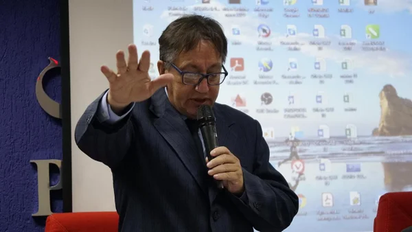 Vítima protocola pedido de impeachment de prefeito preso por pedofilia