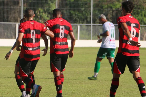 Jogadores do Tuna Luso e do Trem em partida na Série D