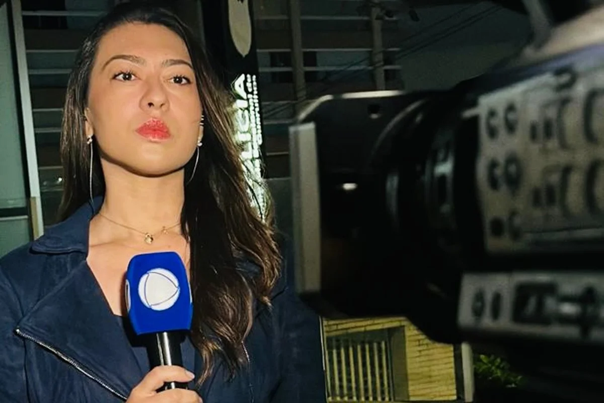 Repórter da Record cai em bueiro durante transmissão ao vivo