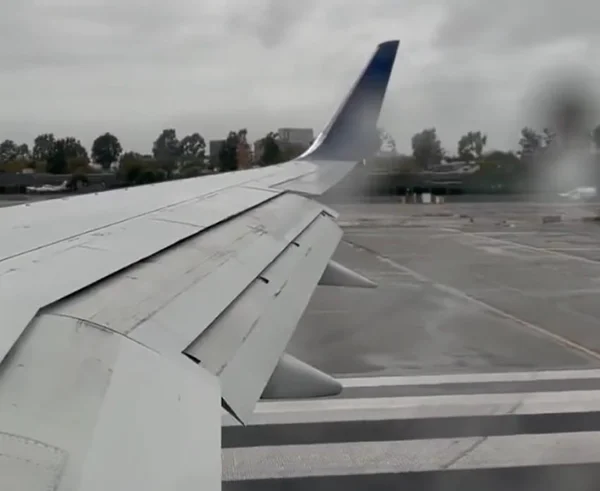 Foto colorida de uma turbina de avião pega fogo antes de voo na Califórnia - Metrópoles