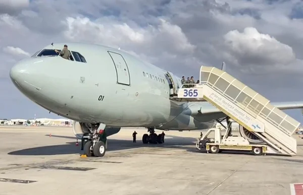 Imagem colorida mostra Avião aterrisa em Tel Aviv para buscar brasileiros após ataques do Hamas - Metrópoles