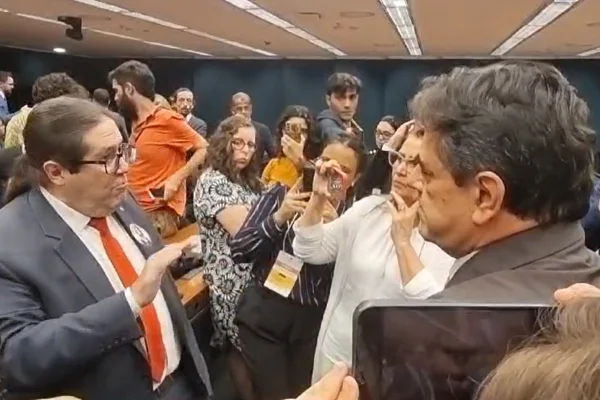 imagem colorida mostra deputados tarcisio motta e domingos sávio - Metrópoles