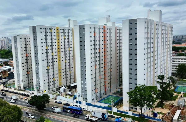 Fotografia colorida mostrando condomínio com quatro prédios-Metrópoles