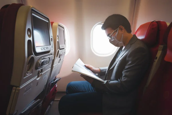 Viagem de avião de máscara