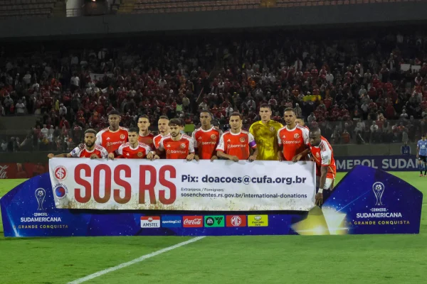 Imagem colorida da equipe do Internacional- Metrópoles
