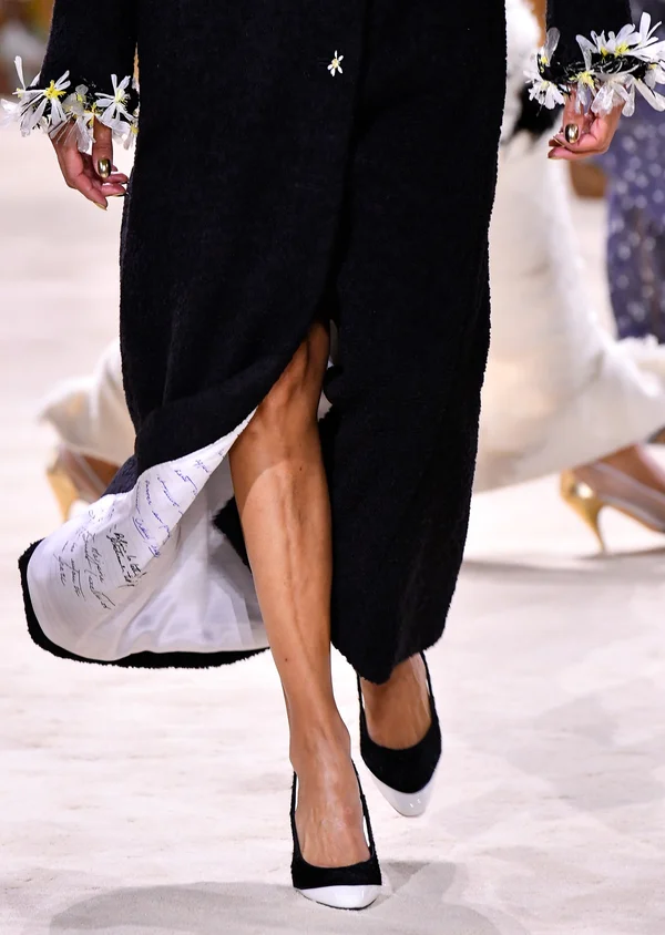 Chanel explora contos de fadas como metáforas do cotidiano em desfile - destaque galeria Chanel explora contos de fadas como metáforas do cotidiano em desfile - destaque galeria