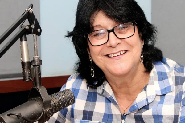 Foto colorida da cantora e radialista Maria Lúcia Rios da Silva.