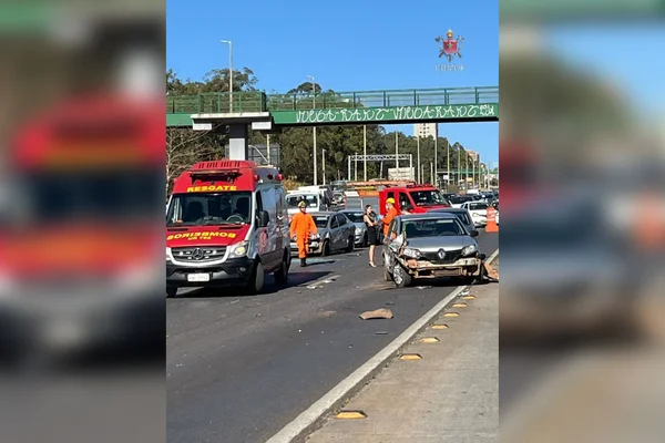 Imagem colorida de um acidente de trânsito na EPTG - Metrópoles