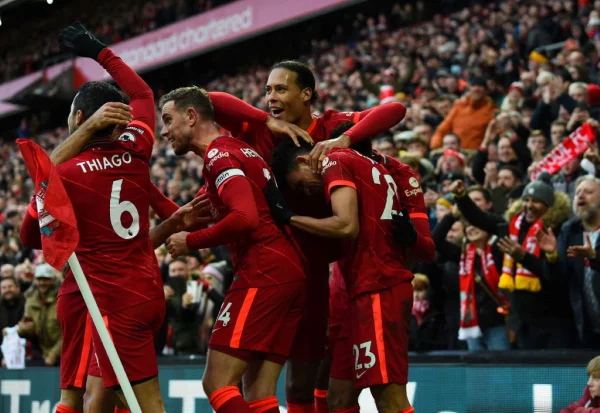 Goleiro brasileiro dá passe para gol e Liverpool bota pressão no City