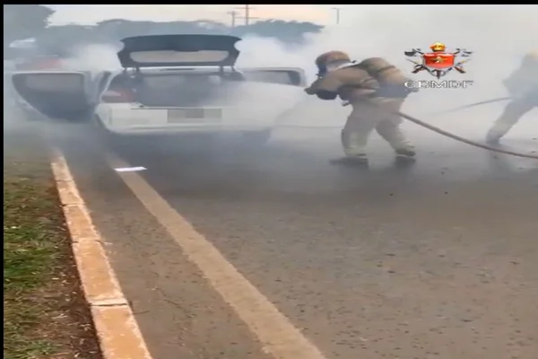 CMDF apaga incêndio em carro que estava pegando fogo na EPIA