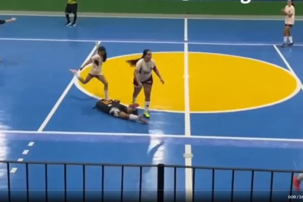 Jogadora de futsal que chutou cabeça de rival é suspensa por 5 anos