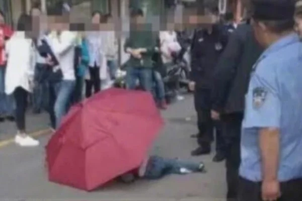 Garoto pula de prédio com um guarda-chuva na mão após ver desenho