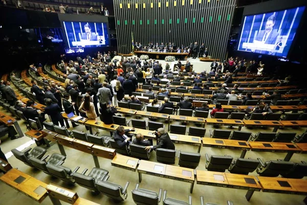 Base convoca deputados para votar intervenção. Oposição vai obstruir