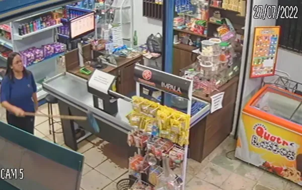 Vídeo de câmera de segurança mostra dona de estabelecimento dar vassouradas em ladrão e fazê-lo fugir correndo - Metrópoles