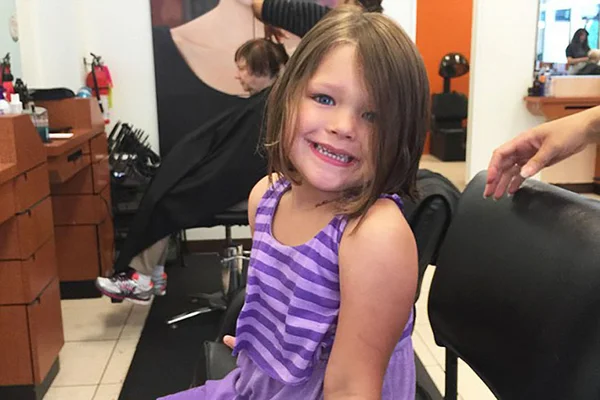 Mãe escreve carta em defesa da filha que gosta de usar cabelos curtos