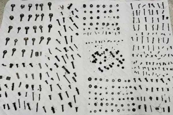 Pano branco com 452 pequenos objetos metálicos - Metrópoles