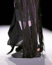 Desfile de Yohji Yamamoto Womenswear Spring/Summer 2027 no Paris Fashion Week 