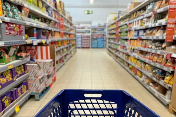 Carrinho de compras em corredor de supermercado - Metrópoles