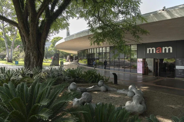 Fachada do prédio do MAM no Parque do Ibirapeura