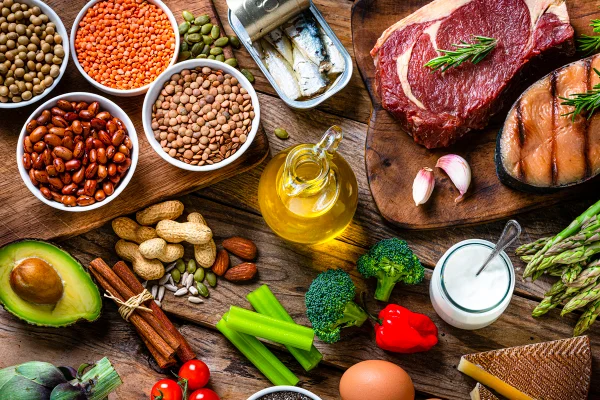 vários tipos de alimentos postos à mesa com mineral potente- Metrópoles
