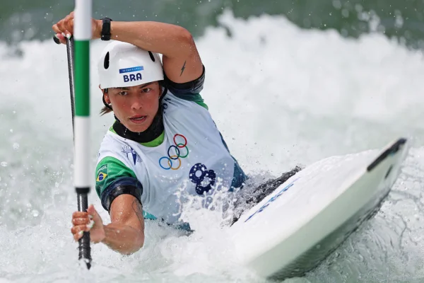 Imagem colorida de Ana Sátila na prova de canoagem - Metrópoles
