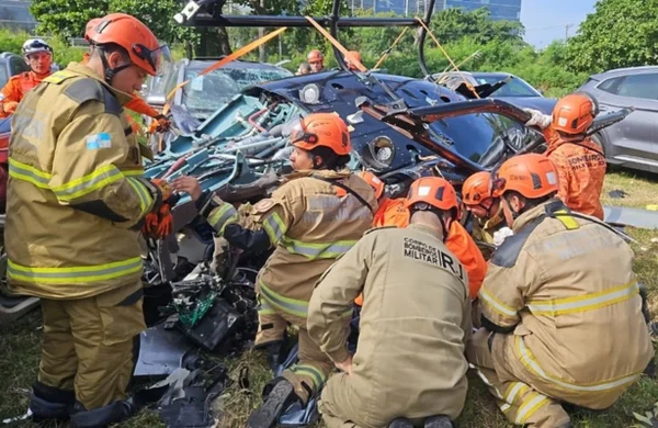 Bombeiros fazem resgate de corpos após queda de dois helicópteros no Rio de Janeiro - Metrópoles