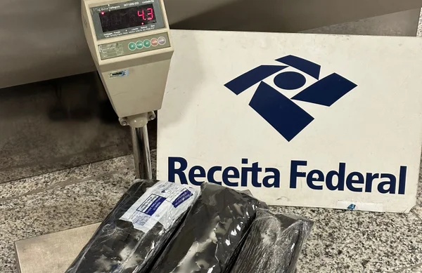 Imagem colorida de cocaína encontrada dentro de uma mala no Aeroporto de Brasília - Metrópoles