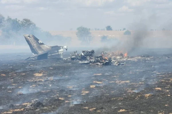 Imagem colorida mostra avião destruído após queda em Birigui; três pessoas morreram na queda da aeronave - Metrópoles