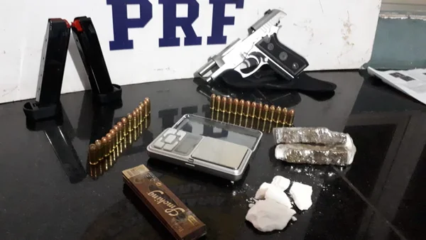 Jovem é preso em ônibus no DF com drogas, arma e mais de R$ 30 mil