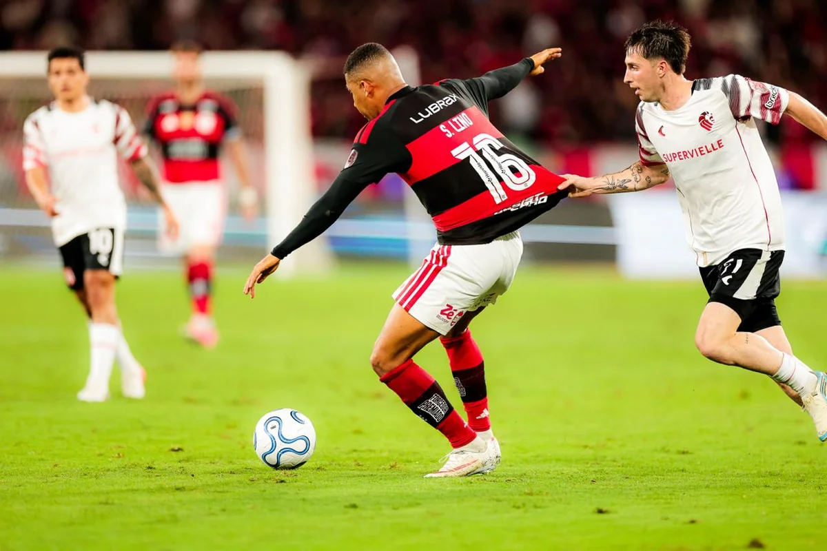Samuel Lino é puxado durante partida contra o Estudiantes Samuel Lino é puxado durante partida contra o Estudiantes