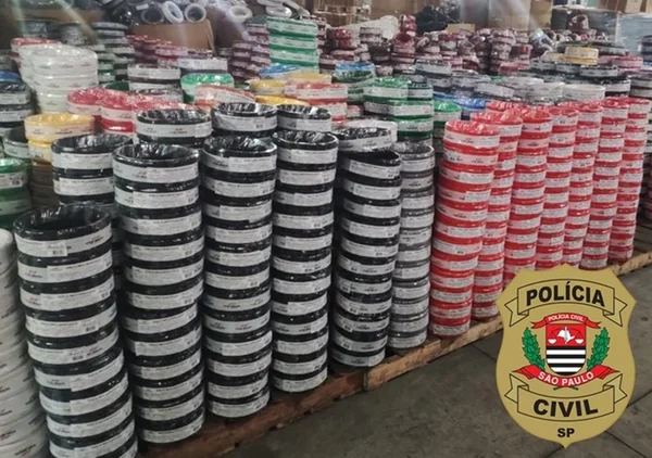 Polícia apreende 7,5 mil metros de fios e cabos elétricos irregulares