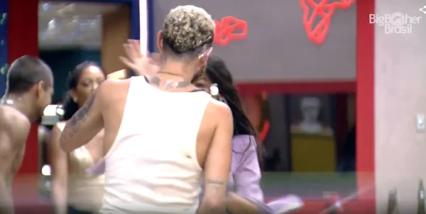Larissa dá tapa em Fred "Boco Roso"
