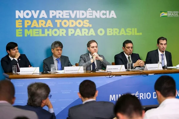 Trabalhador contribuirá 40 anos para aposentar-se com 100% do salário