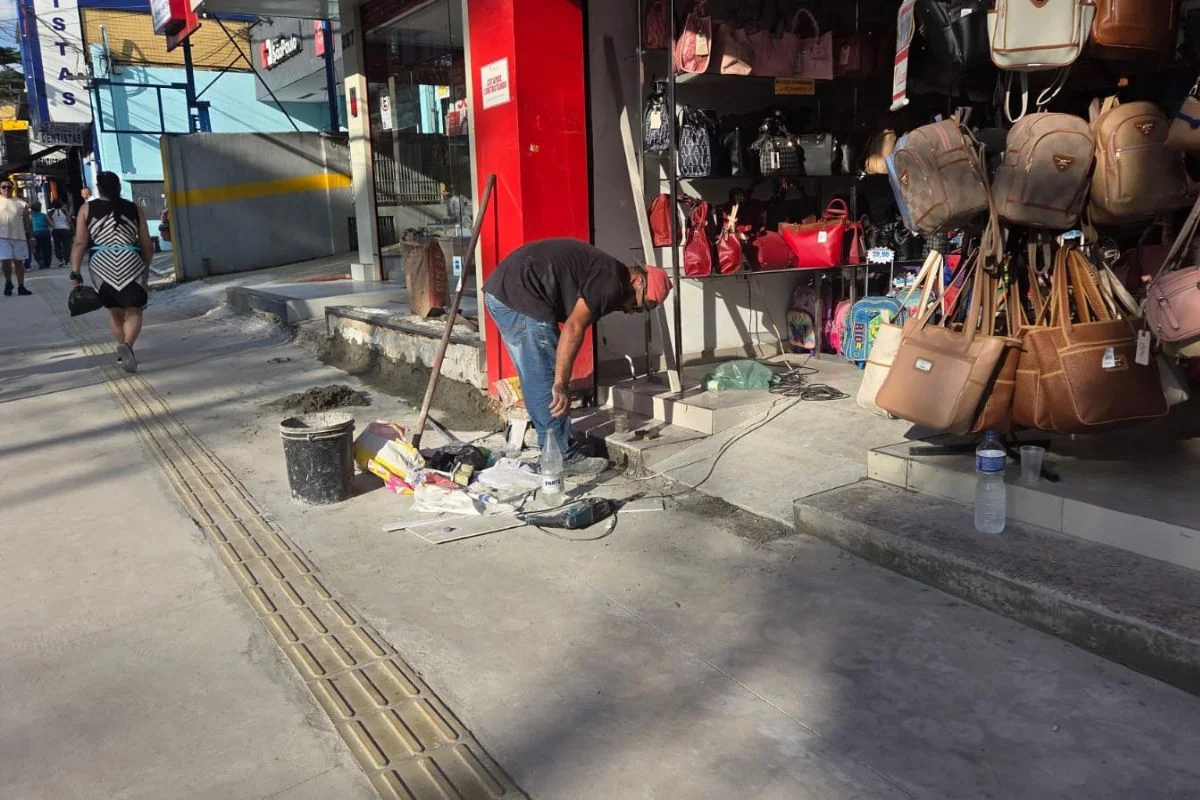 Pedreiro reforma entrada de loja após obra em calçada deixar desnível no local Pedreiro reforma entrada de loja após obra em calçada deixar desnível no local