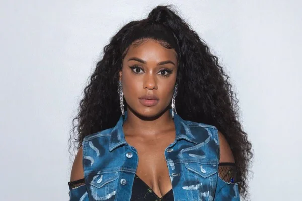 Radical! MC Rebecca muda visual e surge com cabelo raspado e platinado