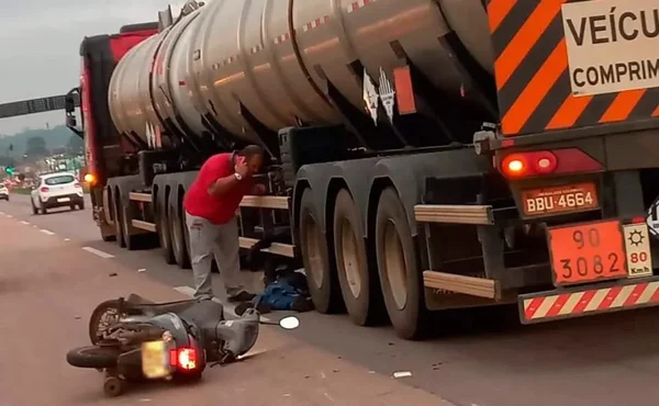 Motociclista escapa com vida ao parar embaixo de carreta: “Milagre”