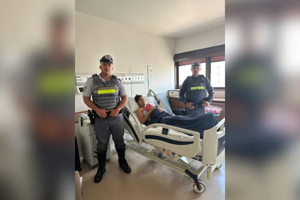 Imagem colorida mostra PMs ao lado de mãe que escoltaram para hospital antes do parto - Metrópoles