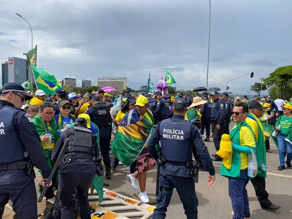 Bolsonaristas e policiais militares do DF