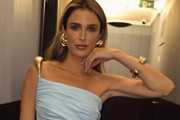 Rafa Brites posa de look branco antes de evento