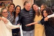 Silvio Santos posa com as seis filhas em momento de descontração